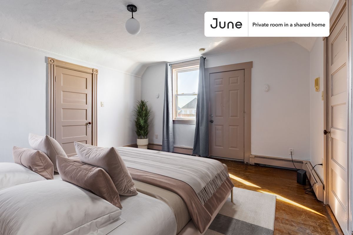 Foto principal - Private bedroom in 3 bed/1 bath Home