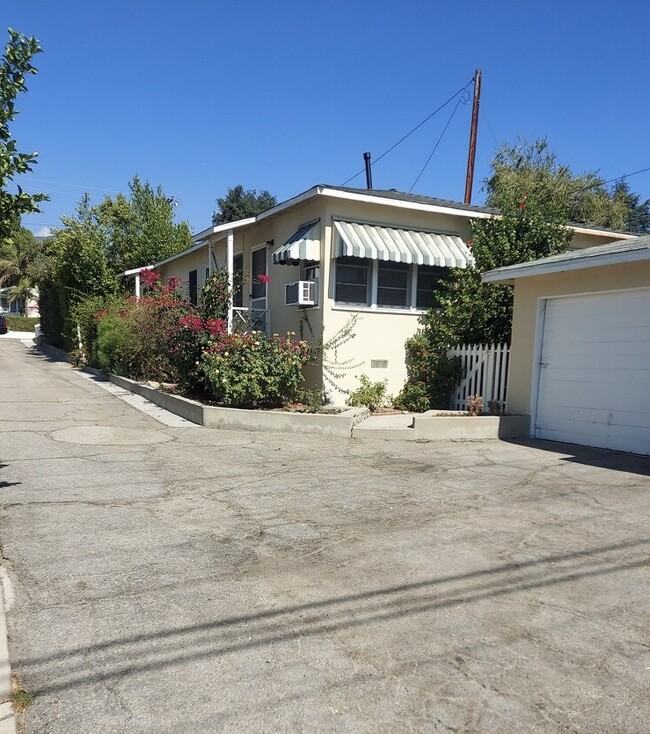 Building Photo - 2508 1/2 Hermosa Ave