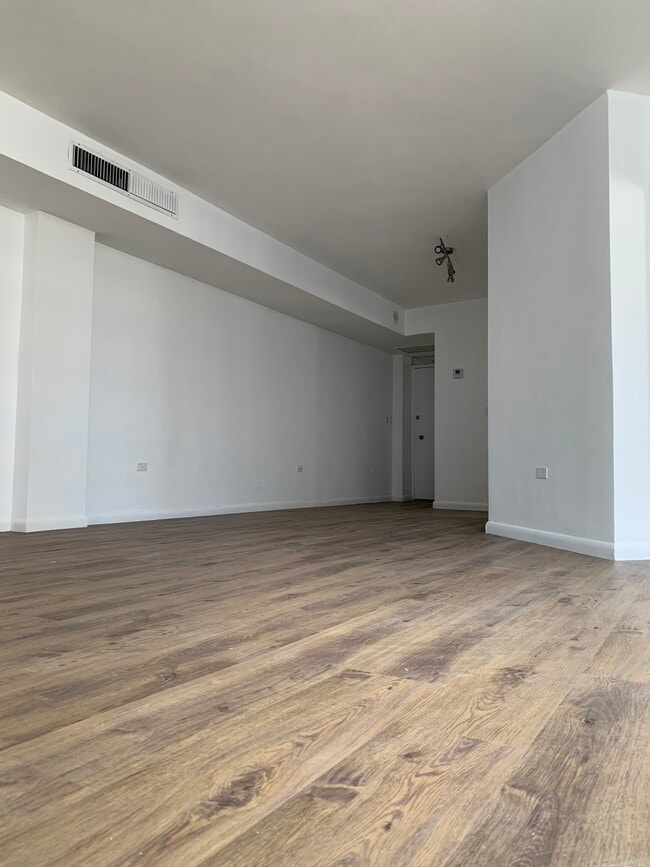 Building Photo - 999 Brickell Bay Dr