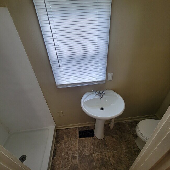 Building Photo - Near Southeast 3BR/2BA Home w/Central Air!