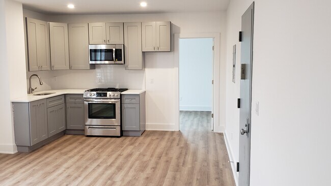 Building Photo - 14 Touraine Ave