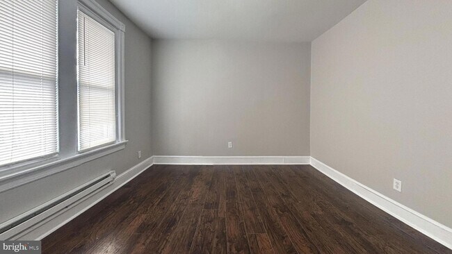 Building Photo - 1915 W Erie Ave