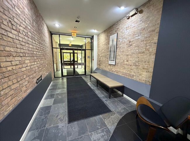 Building Photo - 3323 N Paulina St