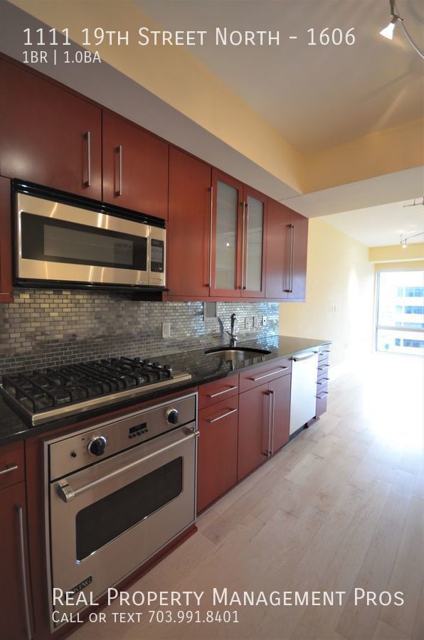 Building Photo - Luxury 1 Bed + Den in Rosslyn!