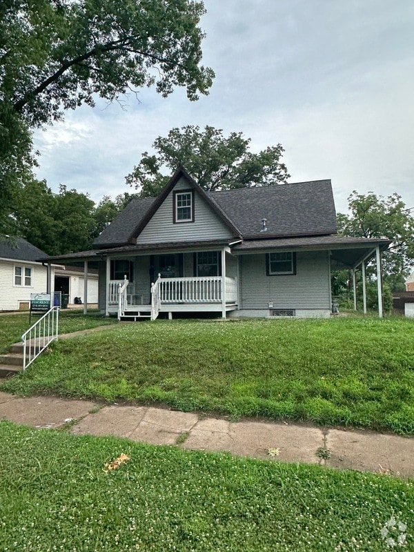 Building Photo - 208 28th St Dr SE