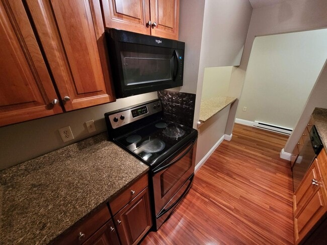 Building Photo - $1800 - 2 Bed / 1 Bath Condominium in Manc...