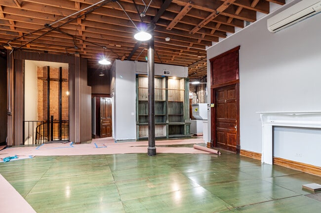 Building Photo - 934 W Roscoe St