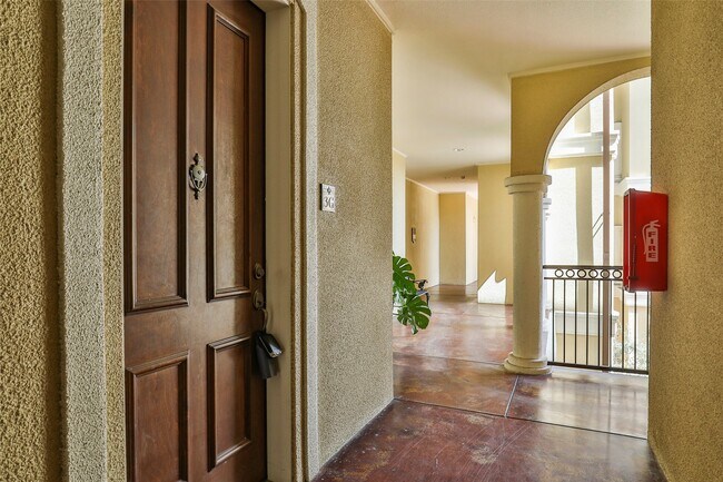 Foto del edificio - 7134 Mapleridge St