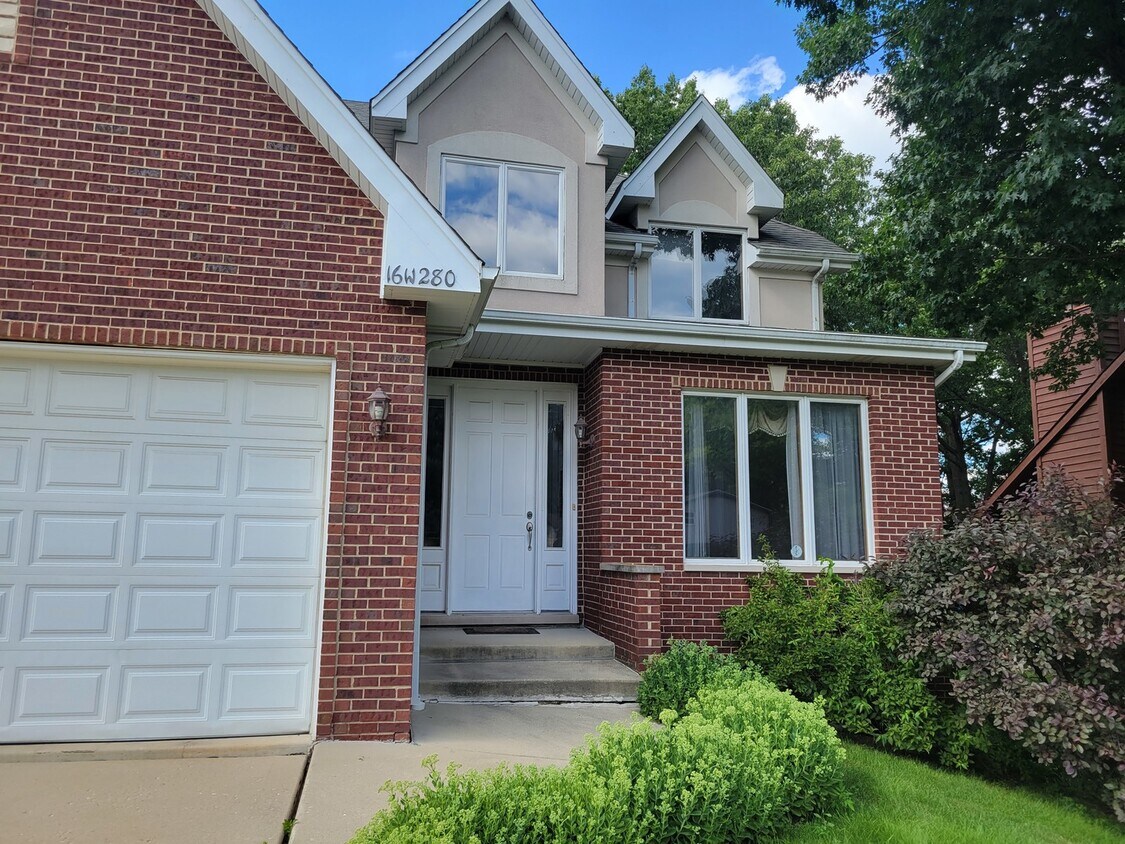 16W280 93rd Pl, Burr Ridge, IL 60527 House for Rent in Burr Ridge, IL