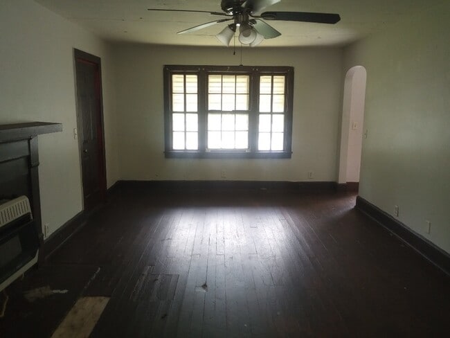 Building Photo - 3 Bedroom 1 Bathroom