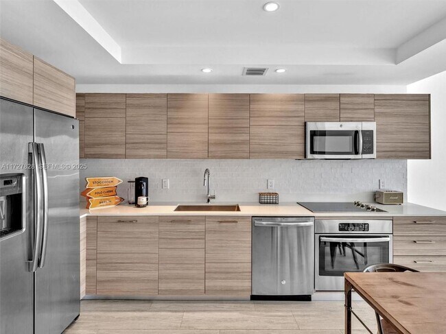 Foto del edificio - 121 NE 34th St