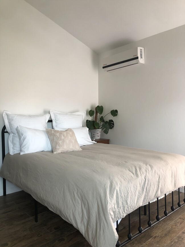 Queen bed - 4347 Miriam Pl