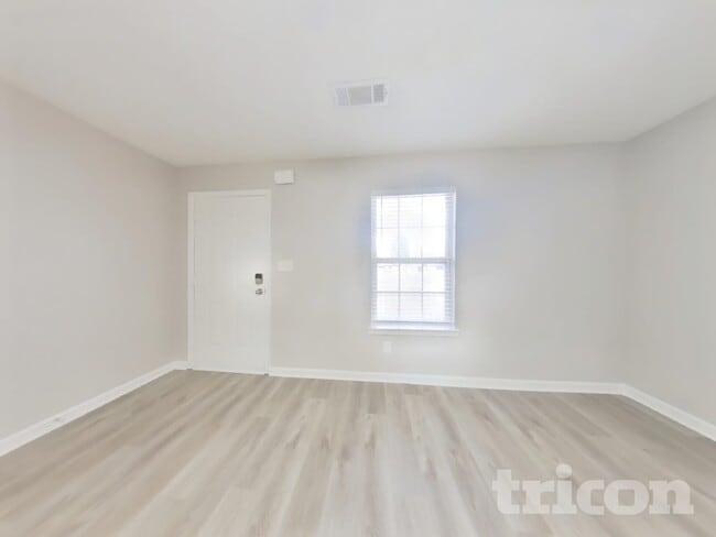 Building Photo - 5021 Meadow Trce