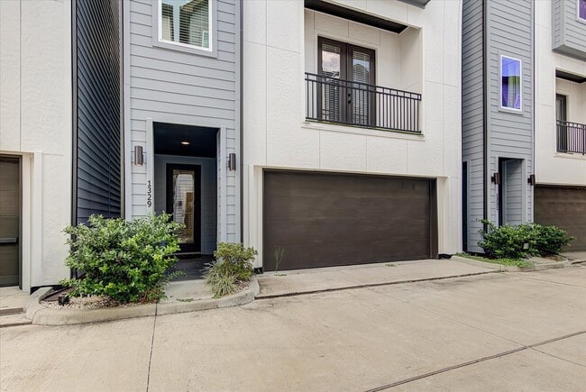 Building Photo - 1329 Buescher Dr