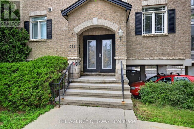 Photo du bâtiment - 711 Churchill Ave N