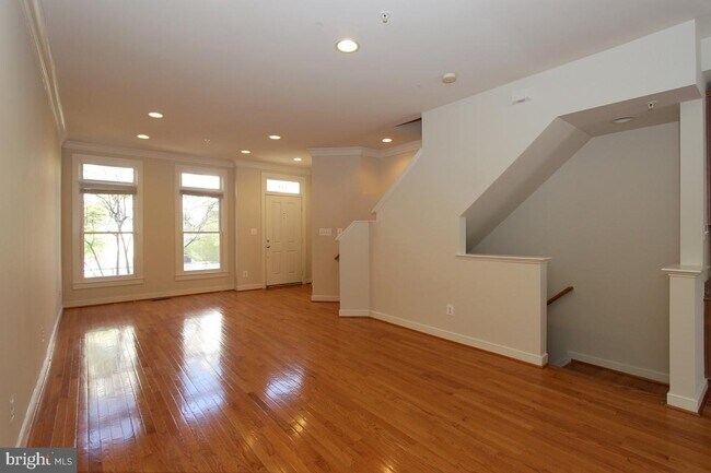 Building Photo - 10 Cobble Hill