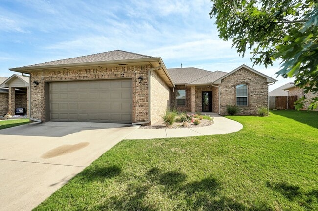 Building Photo - * * * $500 MOVE-IN SPECIAL!!! * * * Spacio...