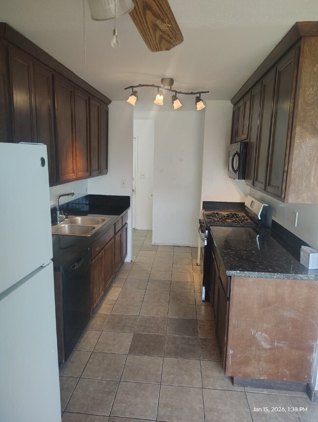 Foto del edificio - Gated Spacious Lot.  Updated interior - Must see