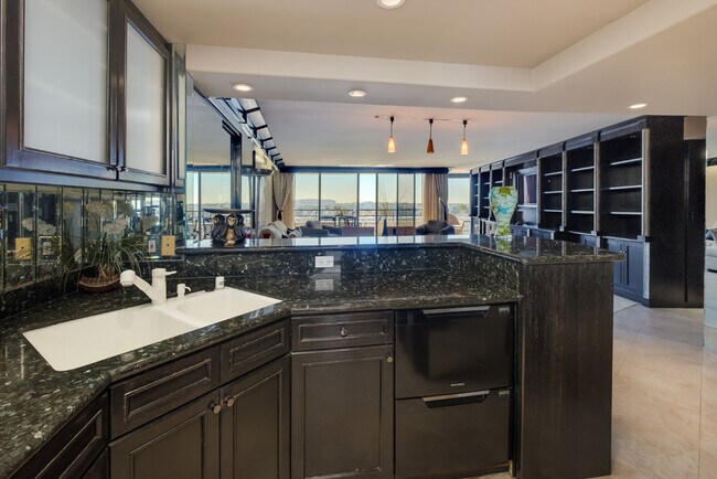 Building Photo - 4335 Marina City Dr