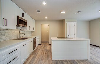 Building Photo - 712 Player Ct