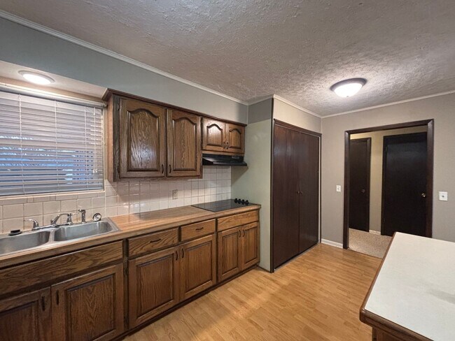 Building Photo - Beautiful 3 bedroom 2 full bath 2 car garage