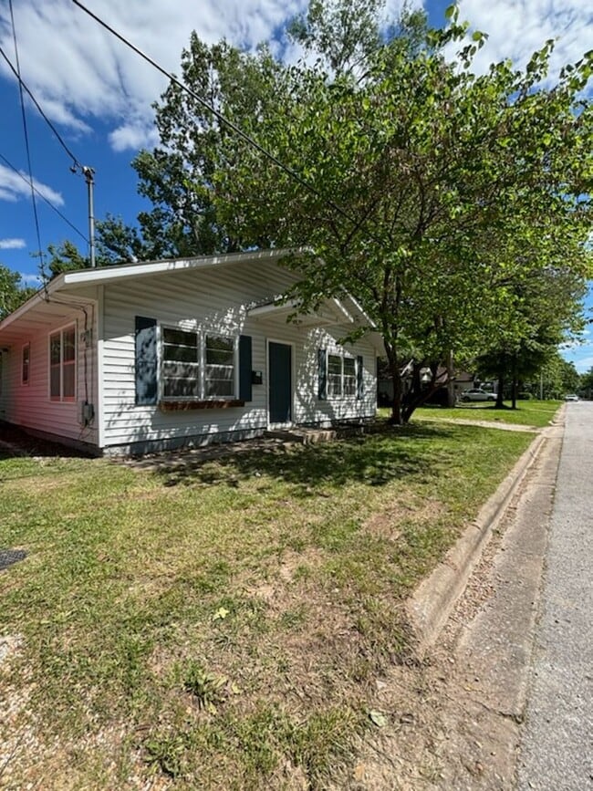 Building Photo - Large Open Floor Plan. 2 Bedroom and 1 Bathroom