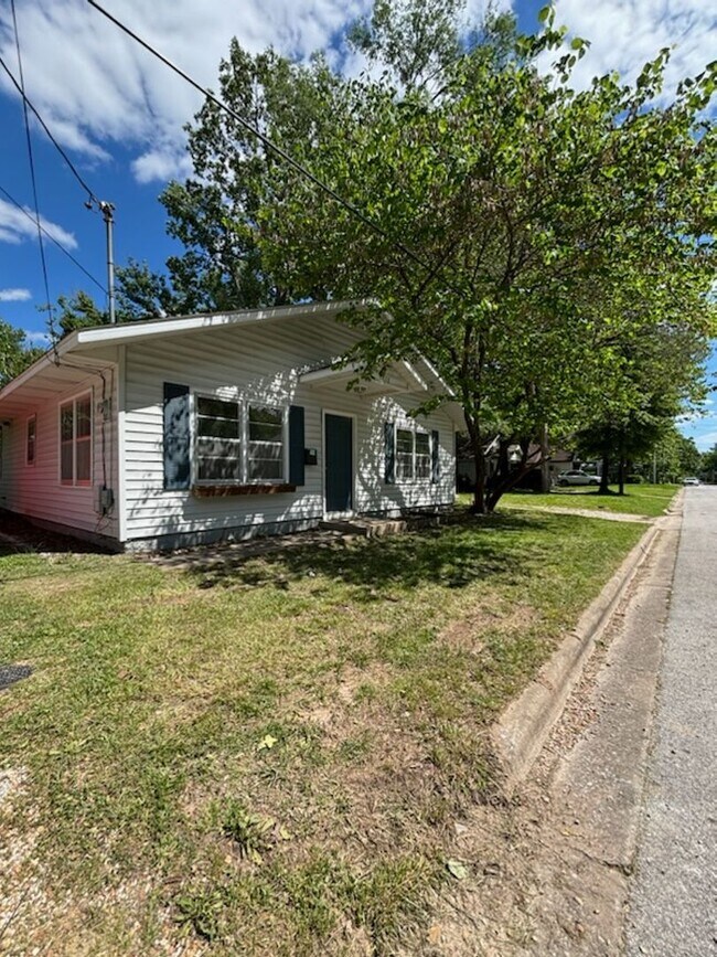 Foto del edificio - Large Open Floor Plan. 2 Bedroom and 1 Bathroom