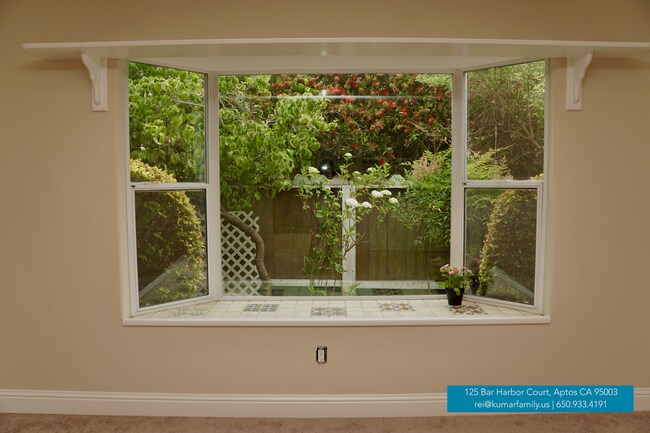 Ventana mirador en la sala de estar - 125 Bar Harbor Ct