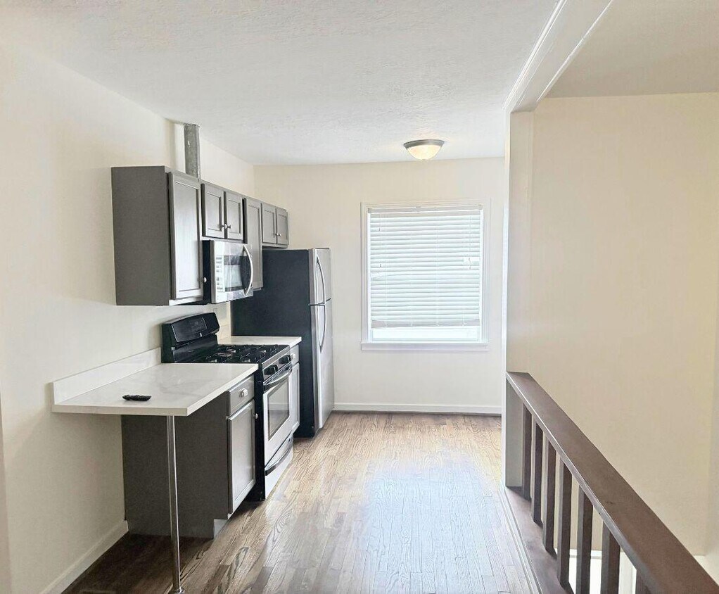 Foto principal - 1023 1/2 W Gardner St - West Gardner Garag...