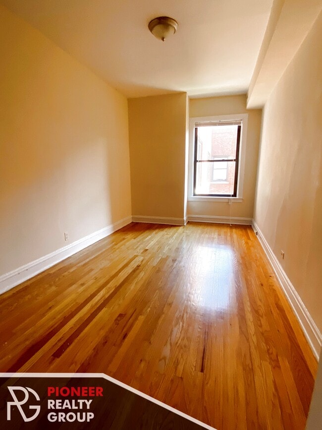 Building Photo - 3523 N Racine Ave