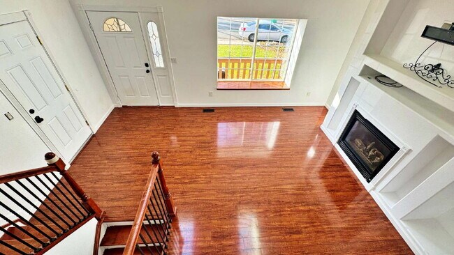 Foto del edificio - Large Deck & Fenced Backyard in this Lovely 3 Bed 2 Bath 2 Garage Home in Stone Ridge Park!!