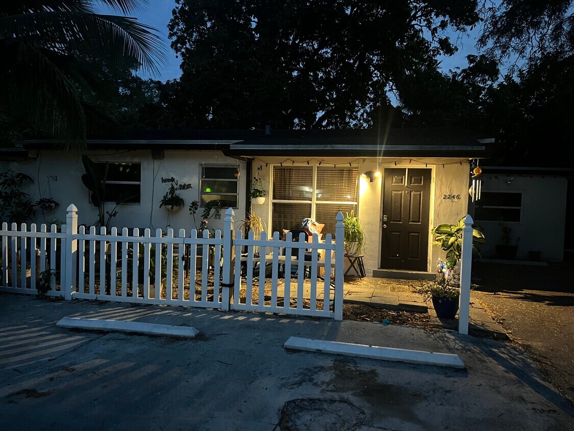 Foto principal - 2242 Monroe St