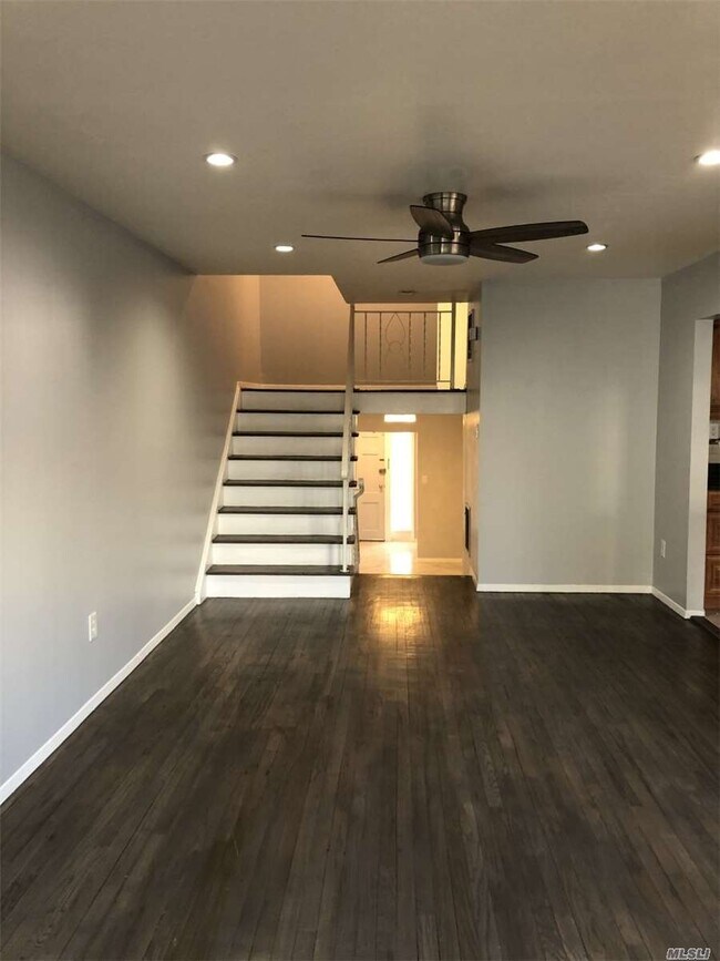 Foto del edificio - 221-33 Horace Harding Expy