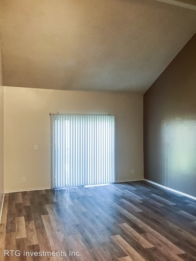 Building Photo - 7452 Hazeltine Ave