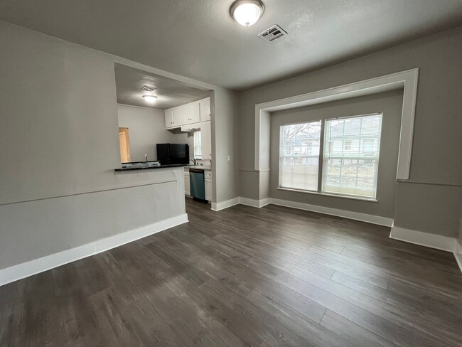 Building Photo - 3 bedroom 2 bath!
