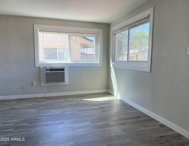 Foto del edificio - 1125 E Devonshire Ave