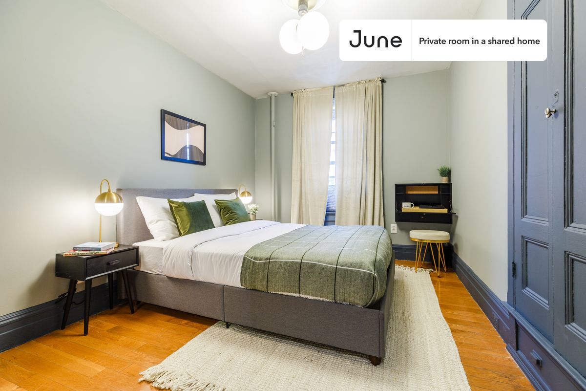Foto principal - Private bedroom in 4 bed/1 bath Home
