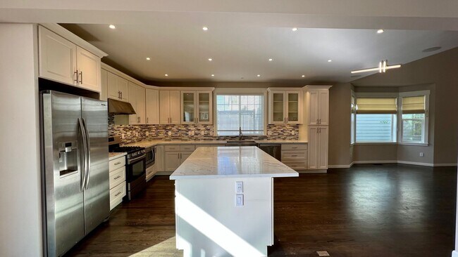 Foto del edificio - Gorgeous Executive Home Available Now!