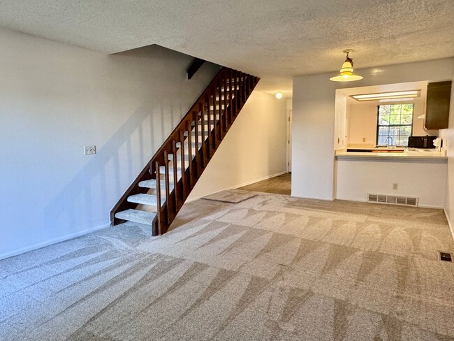 Building Photo - Well Maintained 2 BR/1BA Townhome Convenie...