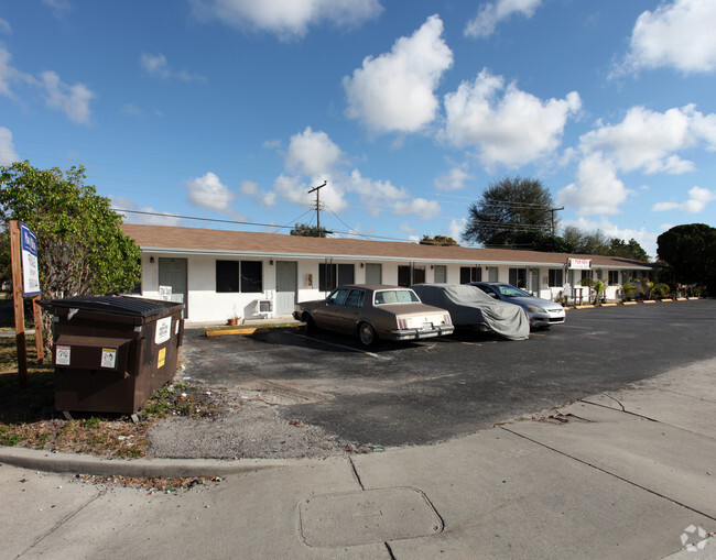 Building Photo - Pembroke Villas