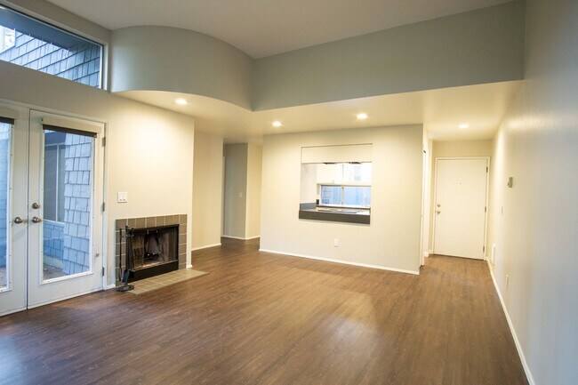 Photo - Nicely Updated Lake Oswego 1Bdr w/Fireplace, Dishwasher, W/D & Patio! Apartment