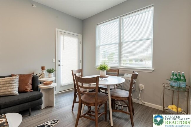 Building Photo - 948 N Front St