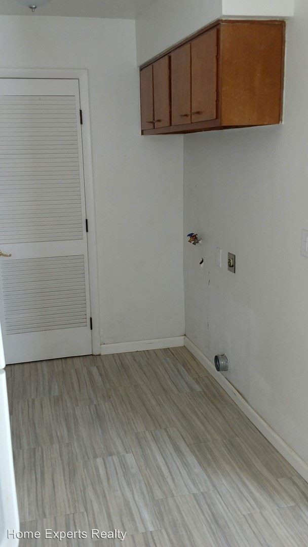 Building Photo - 1613 Darst Ave
