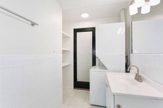 Building Photo - Remodeled Tacoma Duplex with Solar Panels & Fenced Yard **$500 OFF FIRST MONTHS RENT**