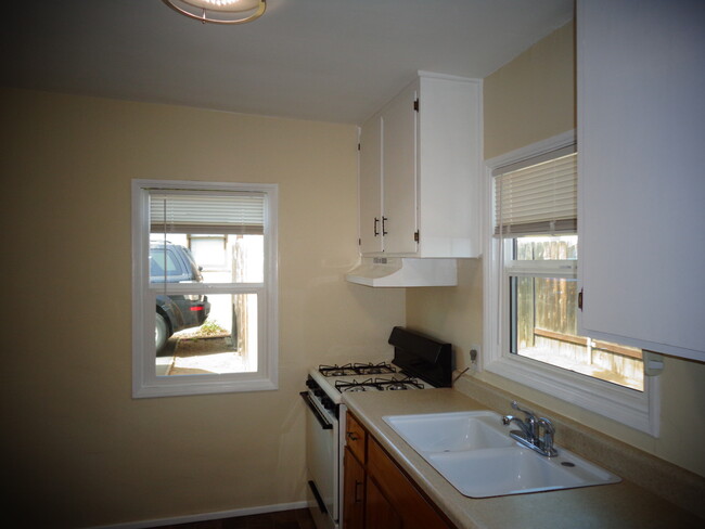 Kitchen - 2911 Central Ave