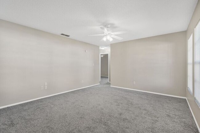 Foto del edificio - 3Br 2BA Home in Brandon, FL - New Paint and Carpet