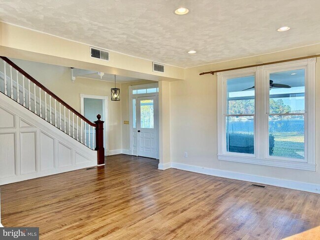 Foto del edificio - 48600 Deep Cove Ln