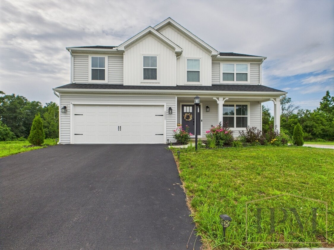 Foto principal - Coming Soon - Stunning 4 Bedroom, 2.5 Bath...