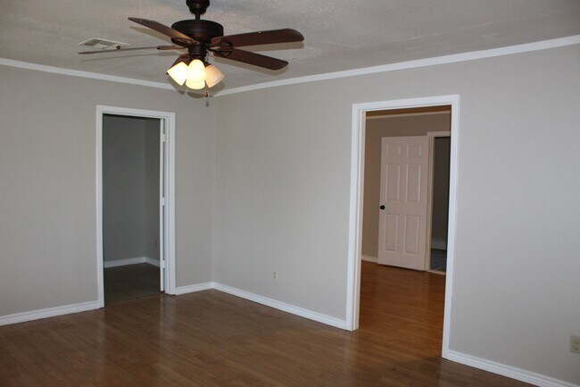 Building Photo - 3 BEDROOM, EASY COMMUTE