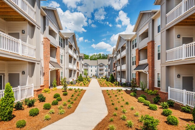 Patio o balcón disponibles para cada apartamento - Evoke Living at Sugar Creek Apartments